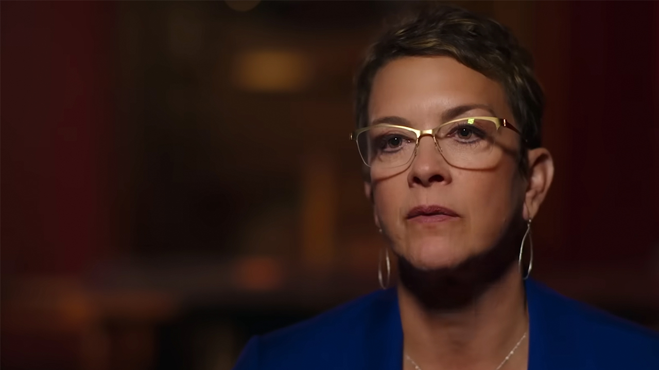 オクラホマシティ爆破事件：アメリカのテロ事件でインタビューを受ける眼鏡をかけた女性の接写