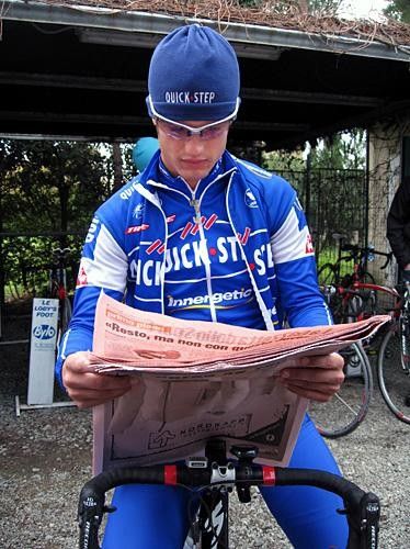 Vigan&ograve; reading the latest news