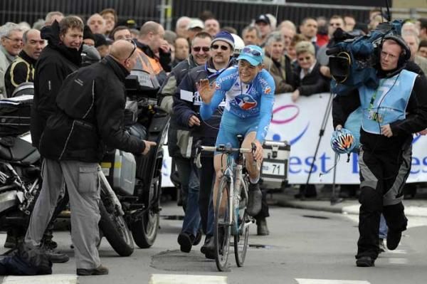 Steve Chainel (BBox Bouygues Telecom) is congratulated for his victory.