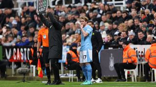 NEWCASTLE UPON TYNE, ENGLAND - JANUARY 13: Kevin De Bruyne of Manchester City during the Premier League match between Newcastle United and Manchester City at St. James Park on January 13, 2024 in Newcastle upon Tyne, England. (Photo by Robbie Jay Barratt - AMA/Getty Images)