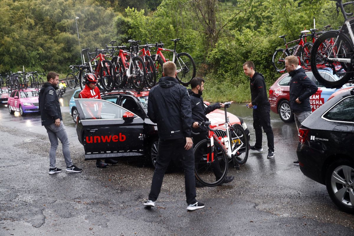 Tom Dumoulin gets into the Sunweb team car