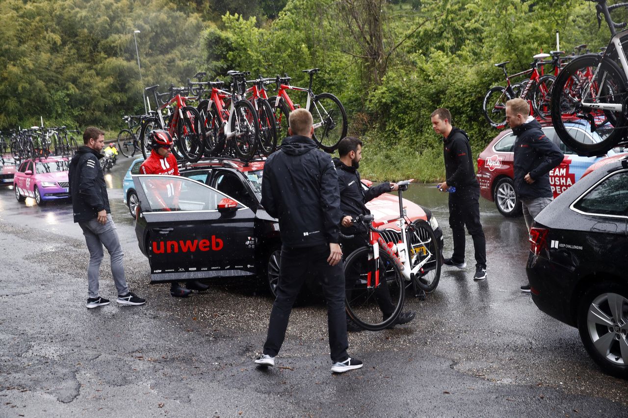 Tom Dumoulin gets into the Sunweb team car