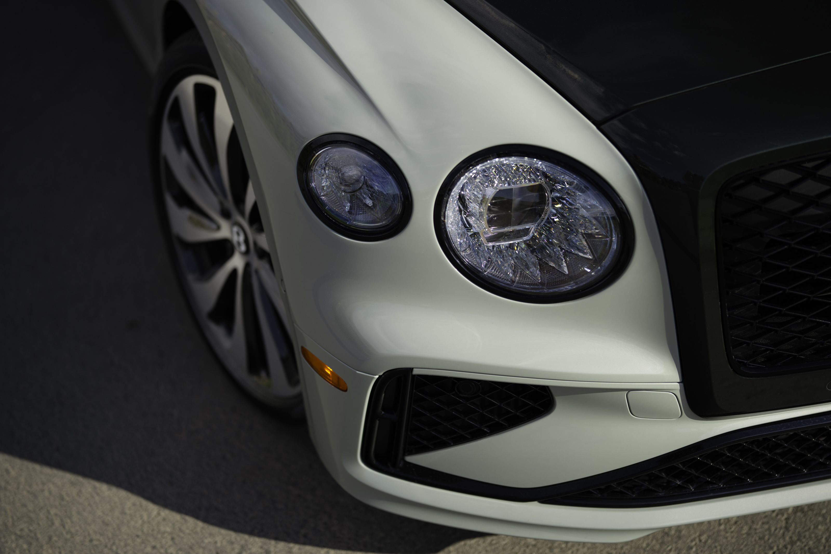 The two tone exterior of the Bentley Flying Spur in Opalite over Cumbrian Green