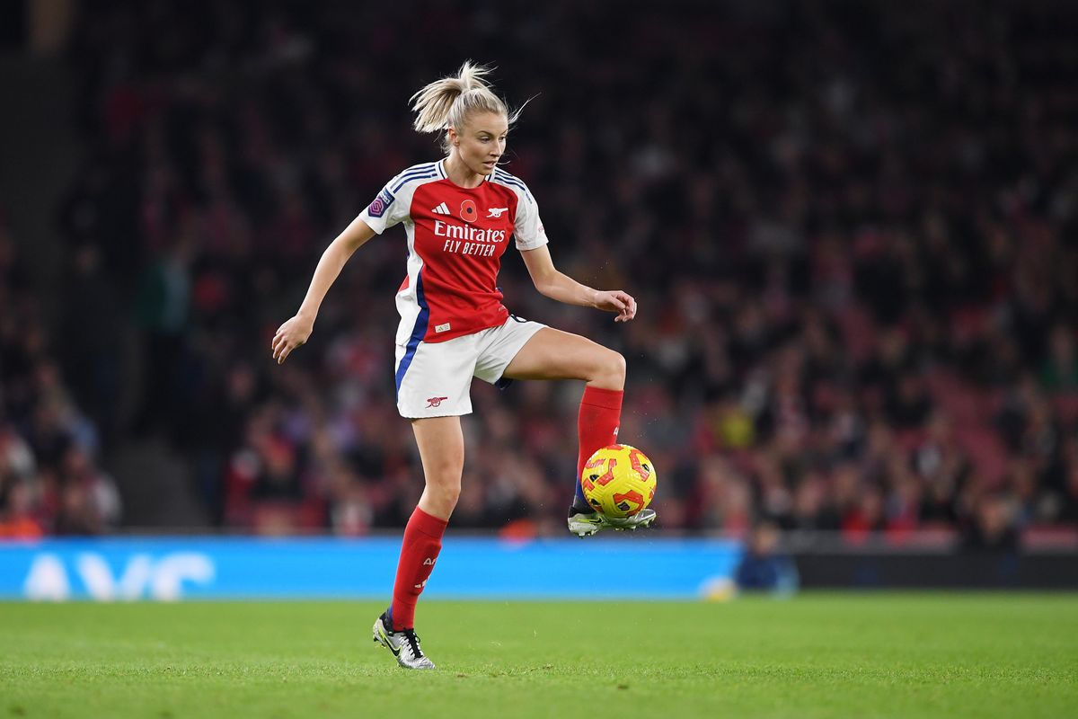 Leah Williamson of Arsenal controls the ball during the Barclays Women&#039;s Super League match between Arsenal and Brighton &amp; Hove Albion at Emirates Stadium on November 08, 2024 in London, England.