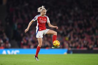 Leah Williamson of Arsenal controls the ball during the Barclays Women's Super League match between Arsenal and Brighton & Hove Albion at Emirates Stadium on November 08, 2024 in London, England.