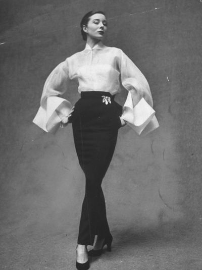 Sleeve, Shoulder, Collar, Standing, Joint, Style, Monochrome, Vintage clothing, Knee, Monochrome photography,