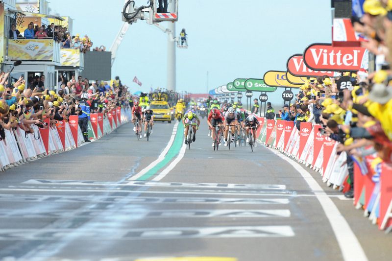 The sprint for stage 2 victory in Zelande