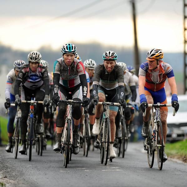 The peloton crests the Leberg