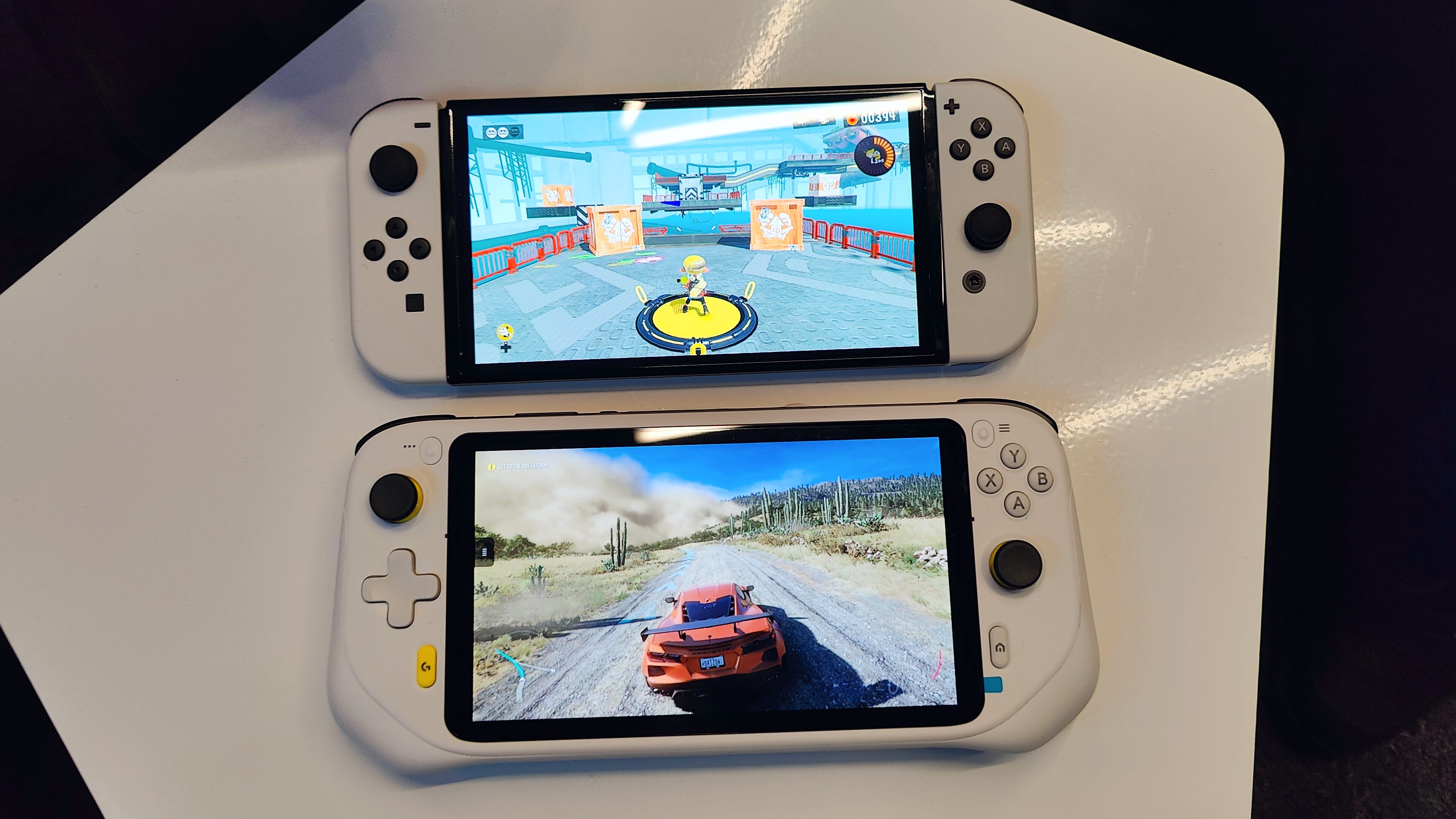 Logitech G CLOUD og Nintendo Switch OLED vist side om side