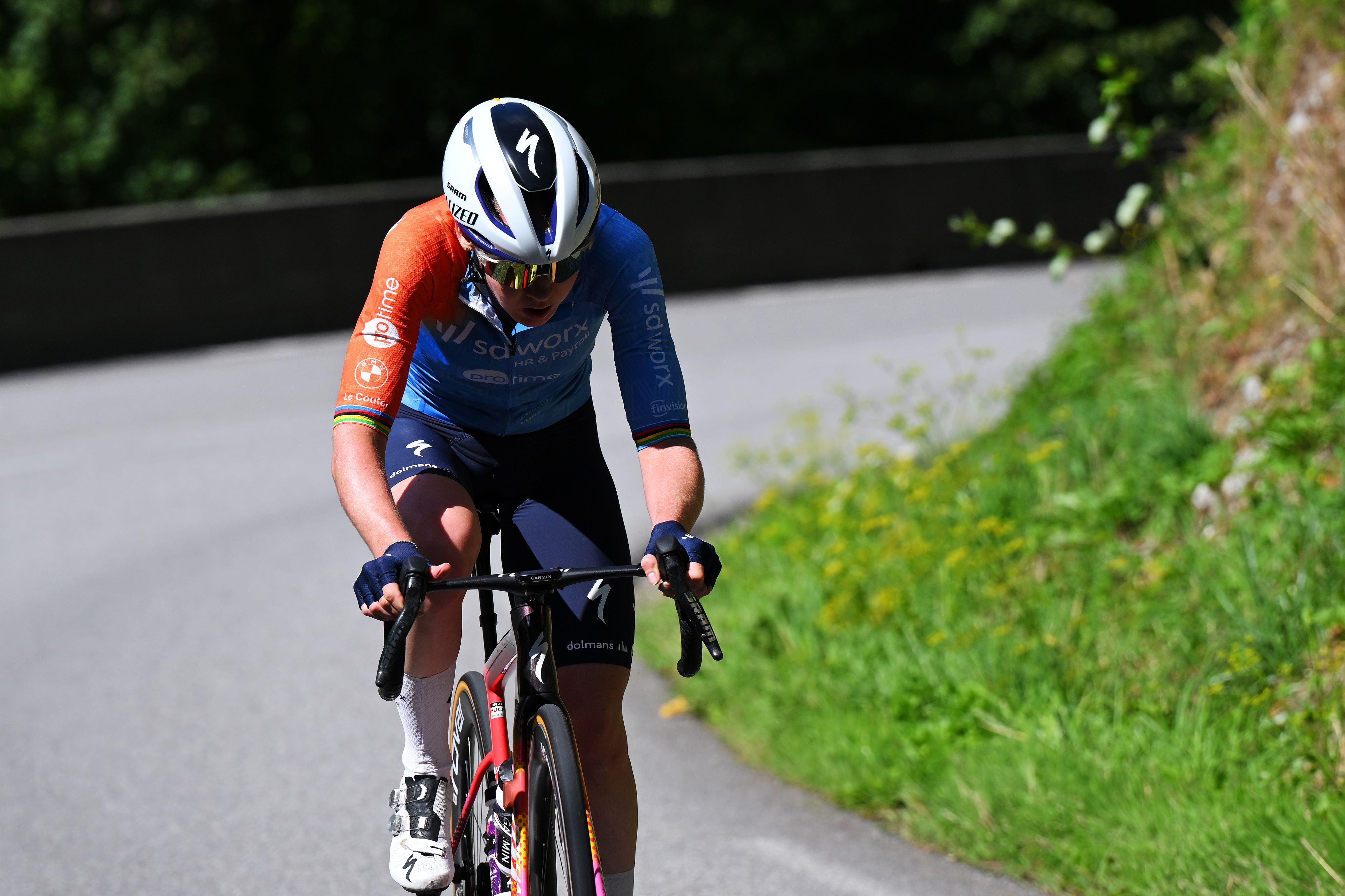 Tour de France Femmes stage 9 LIVE - One rider solo of reduced GC group