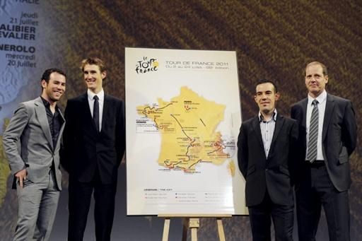 Mark Cavendish, Andy Schleck, Anthony Charteau and Christian Prudhomme pose with the map of the 2011 Tour de France