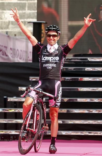 Gilberto Simoni wore a special Lampre kit at the finish