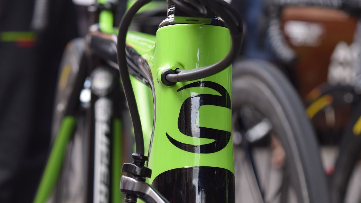 Internal cable routing through neat holes in the head tube