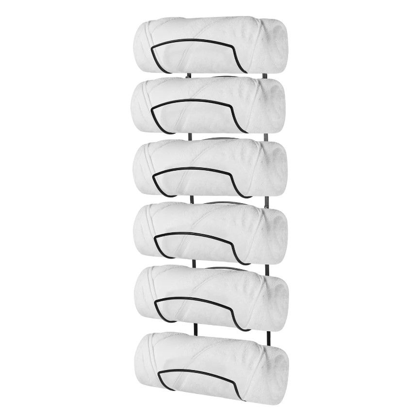 Rak handuk dengan handuk gulung putih