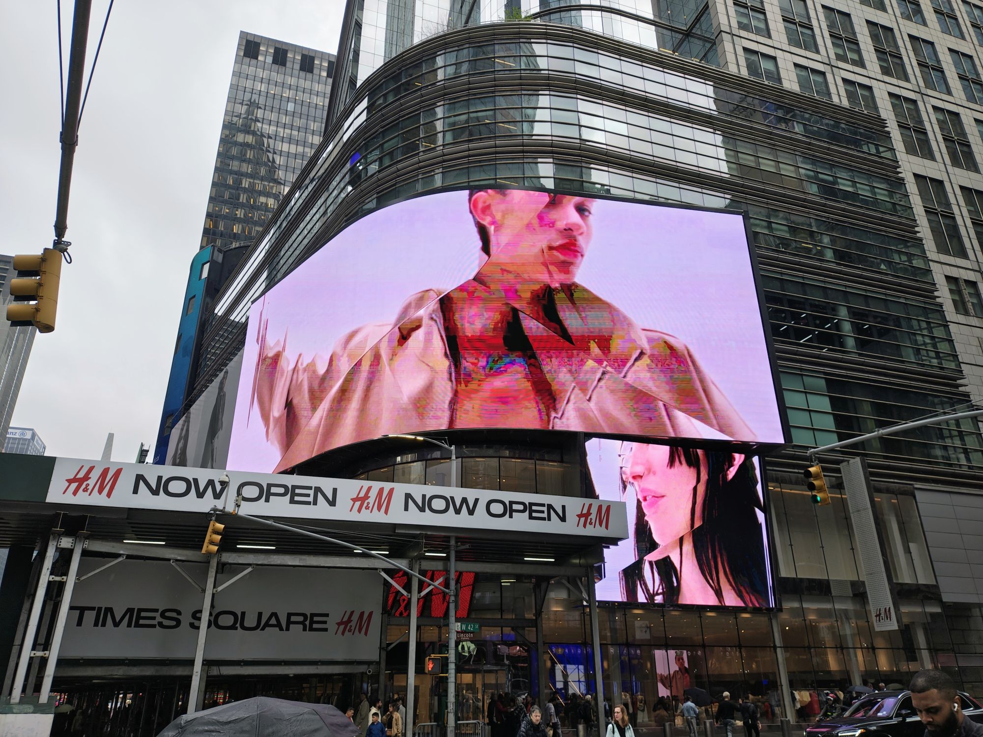 Motorola Razr Plus 2024 daytime sample.