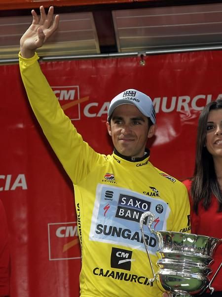 Alberto Contador (Saxo Bank Sungard) waves to the crowd.