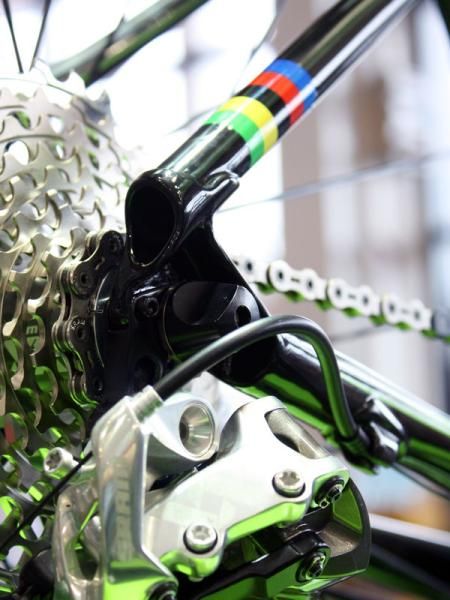 The seat stays maintain their cross section all the way to the dropouts for better drivetrain response.
