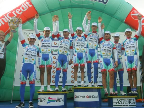 The Androni Giocattoli team on the stage 1b podium