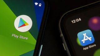 Die Symbole des Google Play Store und des Apple App Store sind jeweils auf einem Google Pixel Smartphone und einem iPhone zu sehen