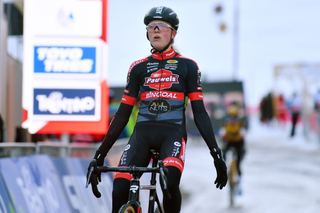 Fem van Empel celebrates her victory at Val di Sole