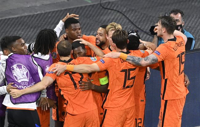 Denzel Dumfries goal gives Holland victory after battling ...