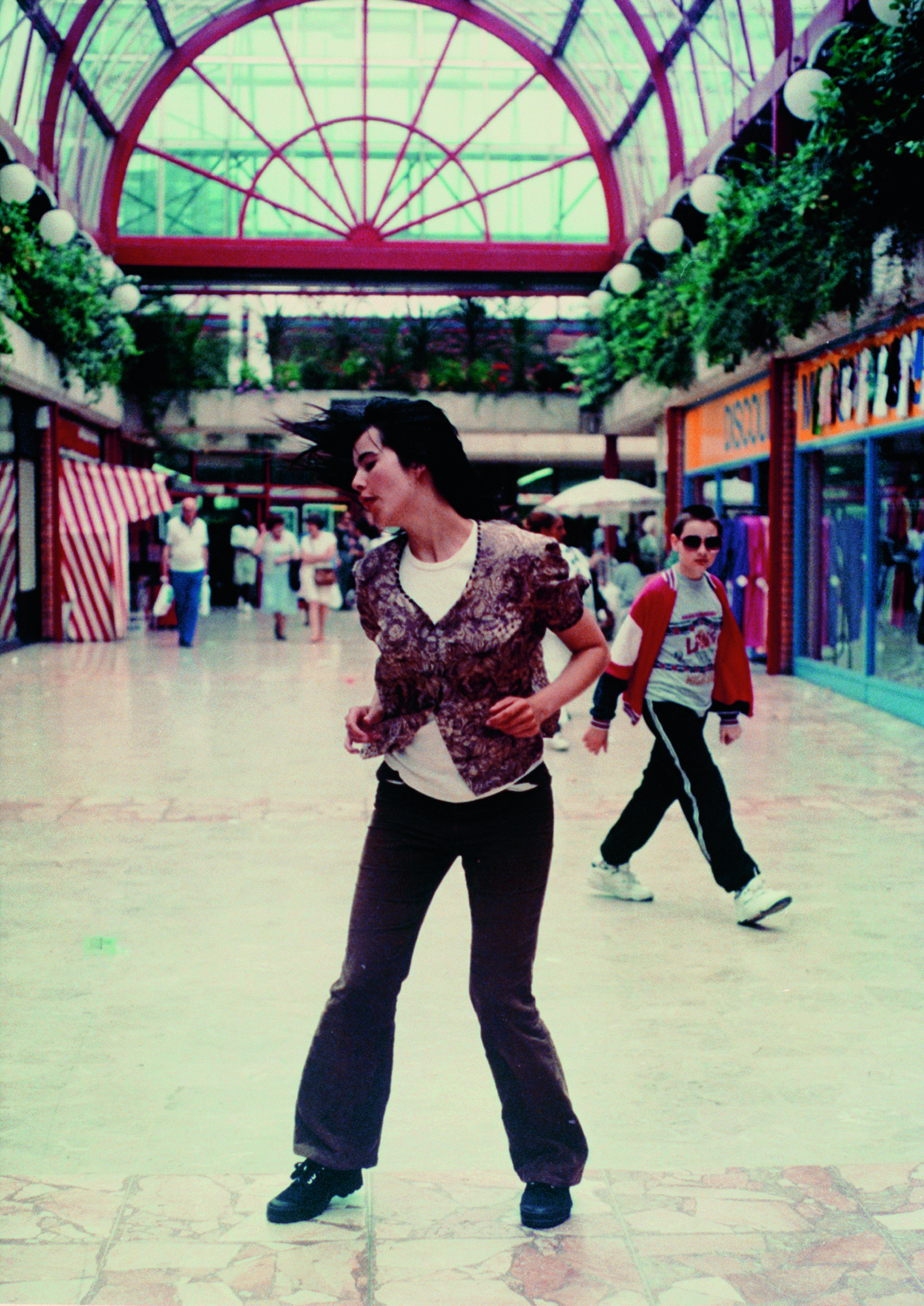 Gillian Wearing Dancing in Peckham 1994