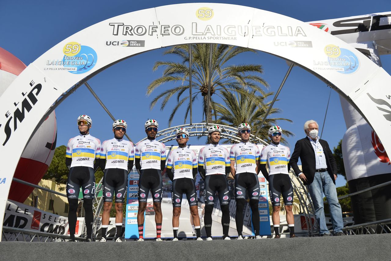The Drone Hopper team wore a 'No War' jersey at the start of Trofeo Laigueglia