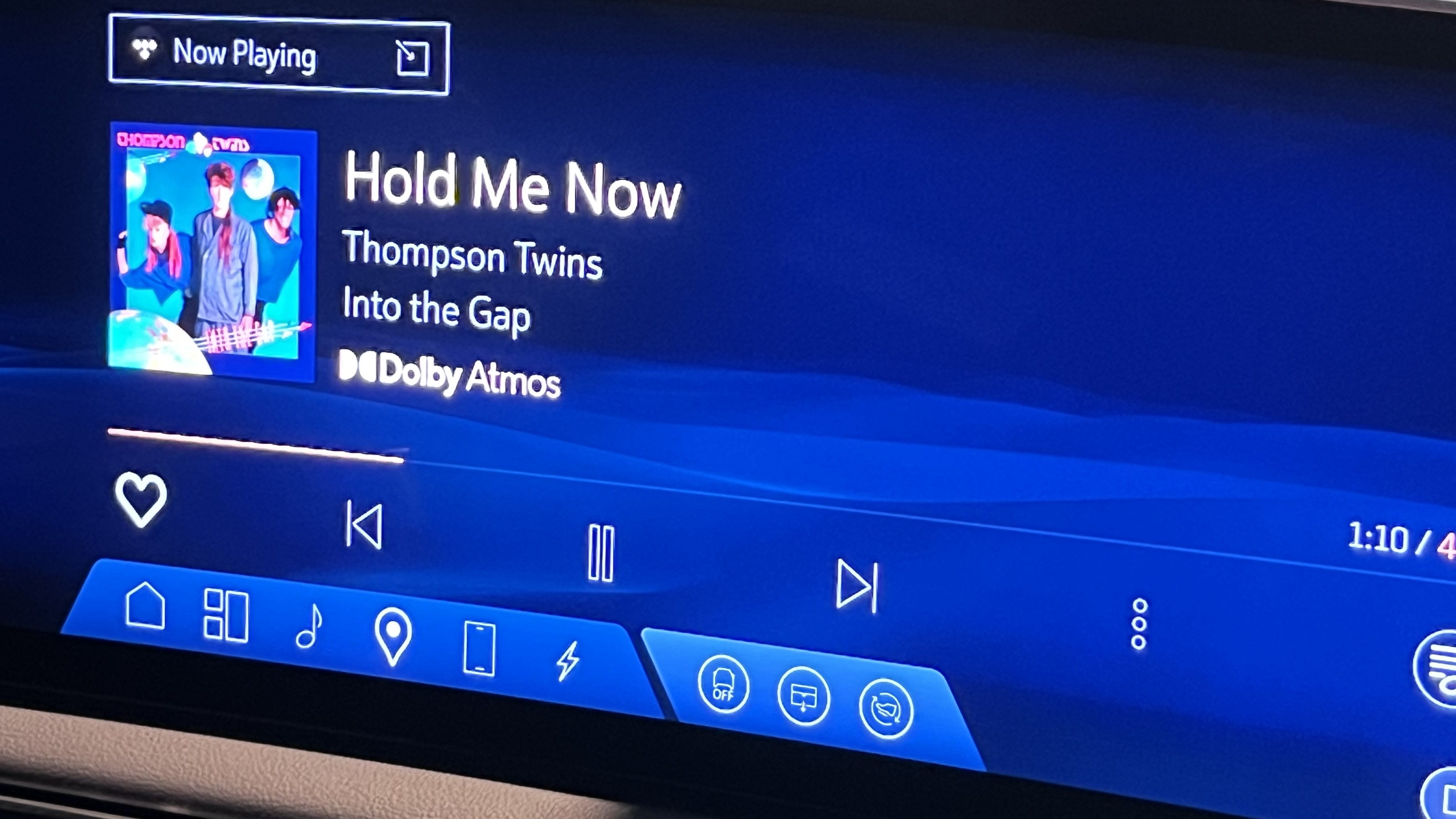 La pantalla de la aplicación Tidal en el Cadillac OPTIQ muestra la pista de los Thompson Twins