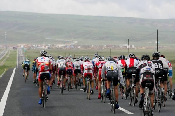 The main bunch head towards a small town high on the plateau.