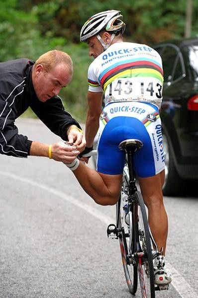 Paolo Bettini (Quick.Step - Innergetic) has his shoe checked.