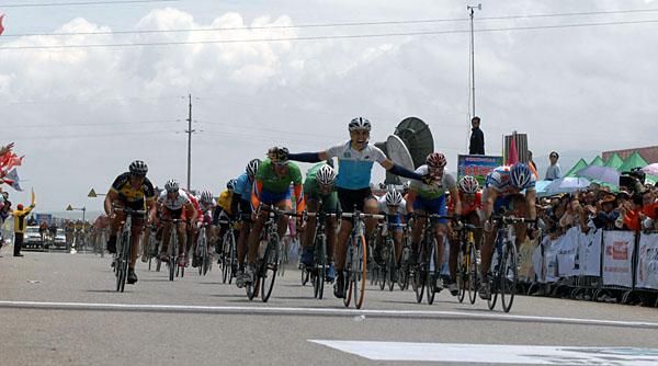 Valentin Iglinsky takes the sprint ahead of Tom Veelers and Radoslav Rogina.
