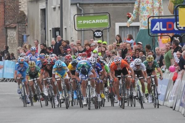 Yellow jersey Ben Swift sits towards the front of the bunch sprint