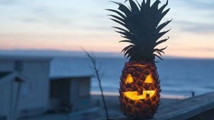 Ananas, Pineapple, Fruit, Plant, Palm tree, Sky, Arecales, Tree, Food, Bromeliaceae,