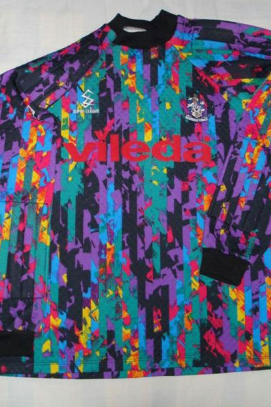 50-worst-football-kits-ever-27-1556697305-tJ9p-column-width-inline