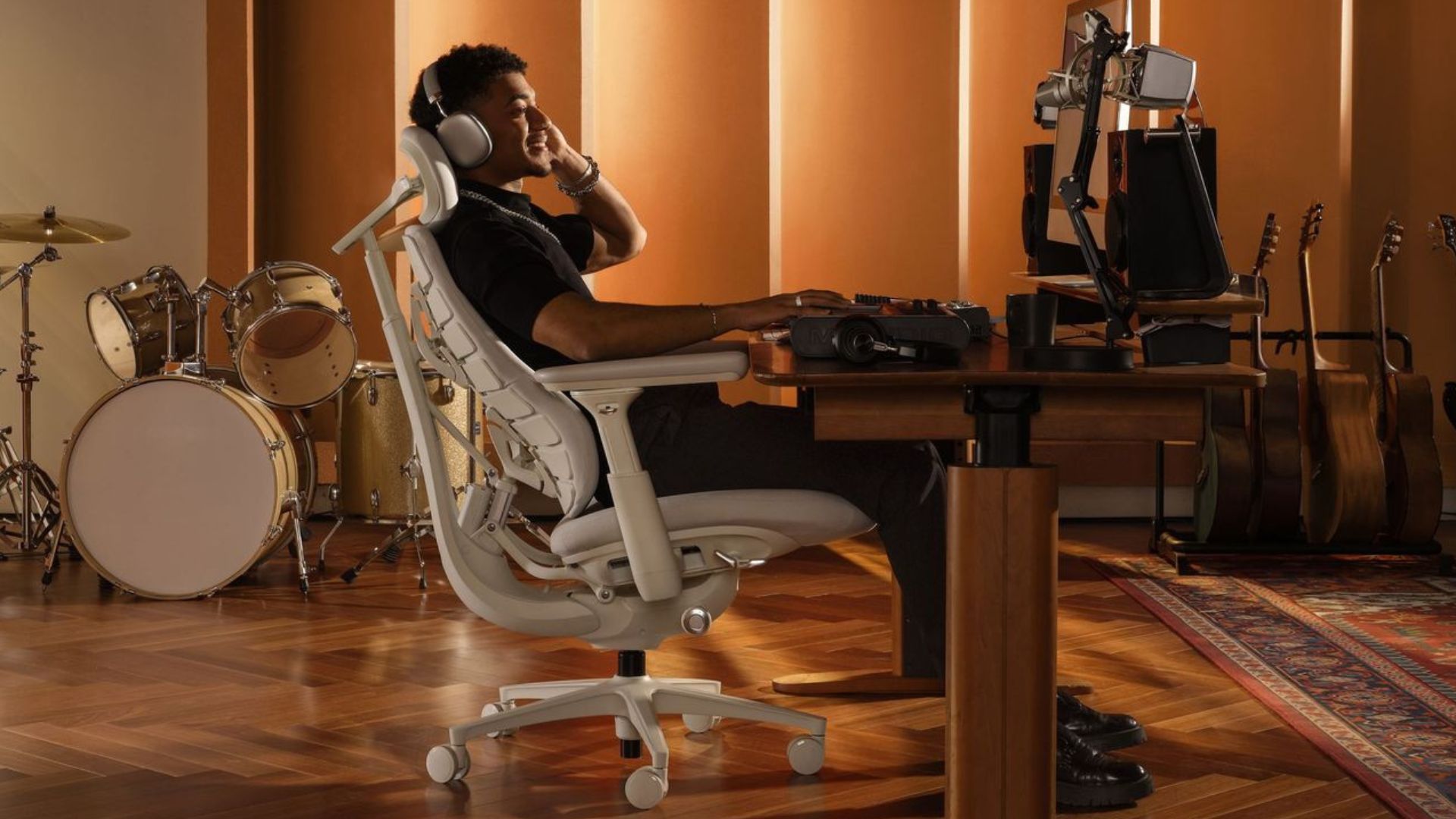 A man sitting in a LiberNovo Maxis chair