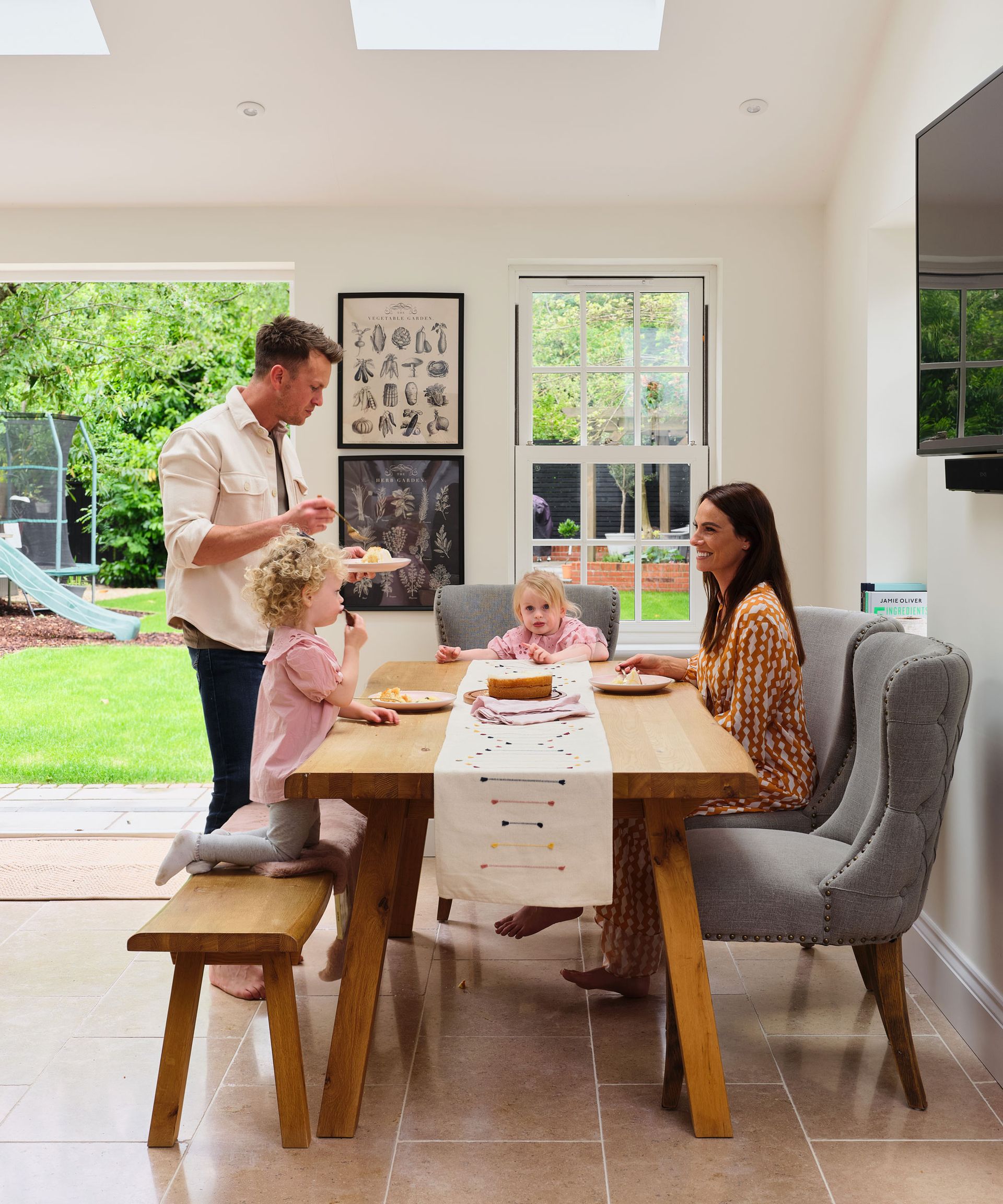 Rumah tahun 1930-an direnovasi dan diperluas untuk menciptakan rumah keluarga yang bergaya