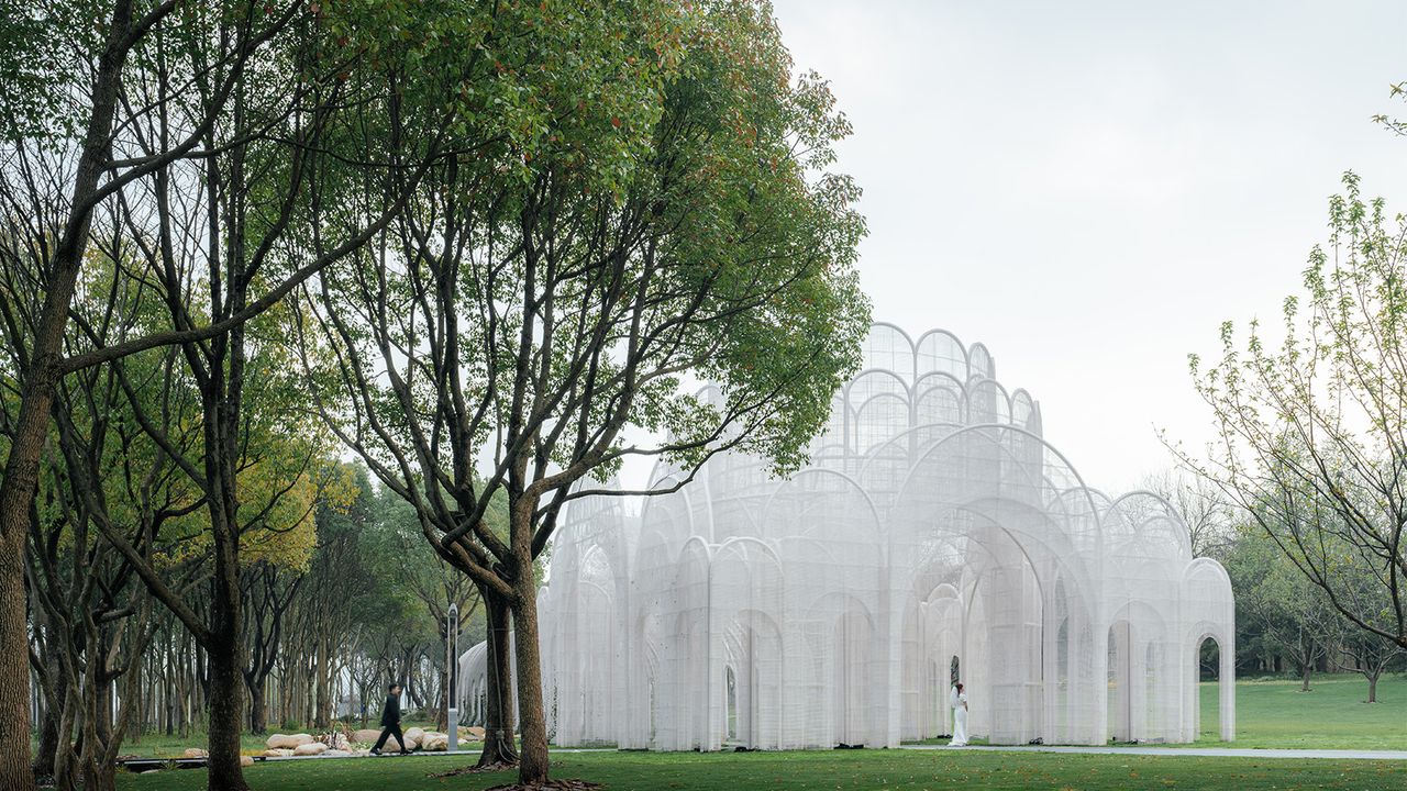 Emerald screen pergola by Wutopia Lab