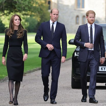 WINDSOR, ENGLAND - SEPTEMBER 10: Catherine, Princess of Wales, Prince William, Prince of Wales, Prince Harry, Duke of Sussex, and Meghan, Duchess of Sussex on the long Walk at Windsor Castle arrive to view flowers and tributes to HM Queen Elizabeth on September 10, 2022 in Windsor, England. Crowds have gathered and tributes left at the gates of Windsor Castle to Queen Elizabeth II, who died at Balmoral Castle on 8 September, 2022. (Photo by Chris Jackson/Getty Images)