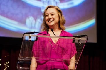 262337-Sherry_Brennan_SVP_distribution_strategy_and_development_Fox_Networks_delivers_her_Wonder_Women_acceptance_speech_at_the_0.jpg
