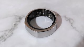 Oura (Dritte Generation) Smart Ring auf einer marmorierten Oberfläche