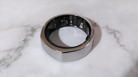 Chic Smart Rings : Oura's Gold Heritage Ring