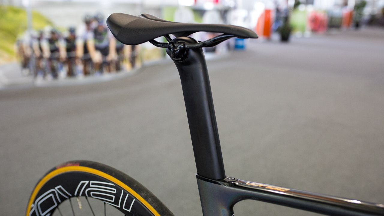 Raw carbon finish on the seat post