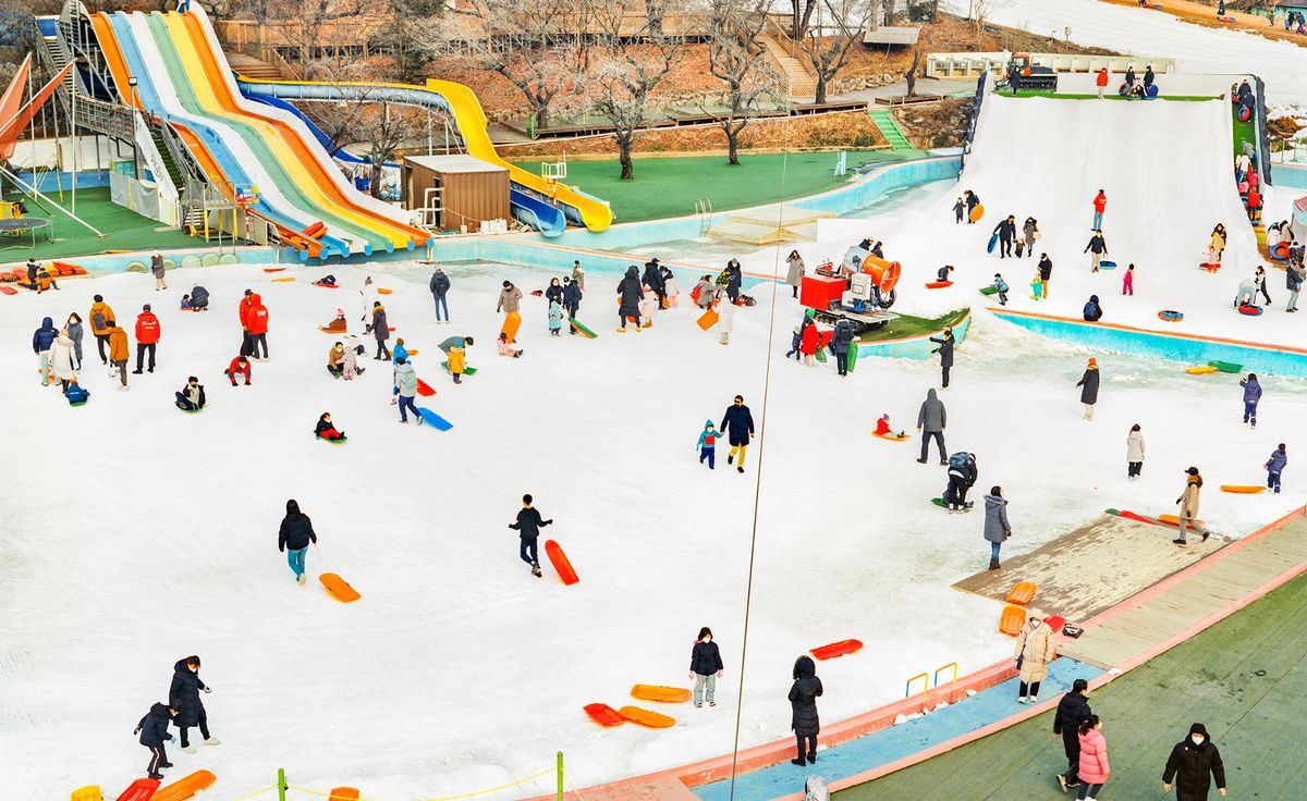 Photographing free time in South Korea: rare days off captured in new book