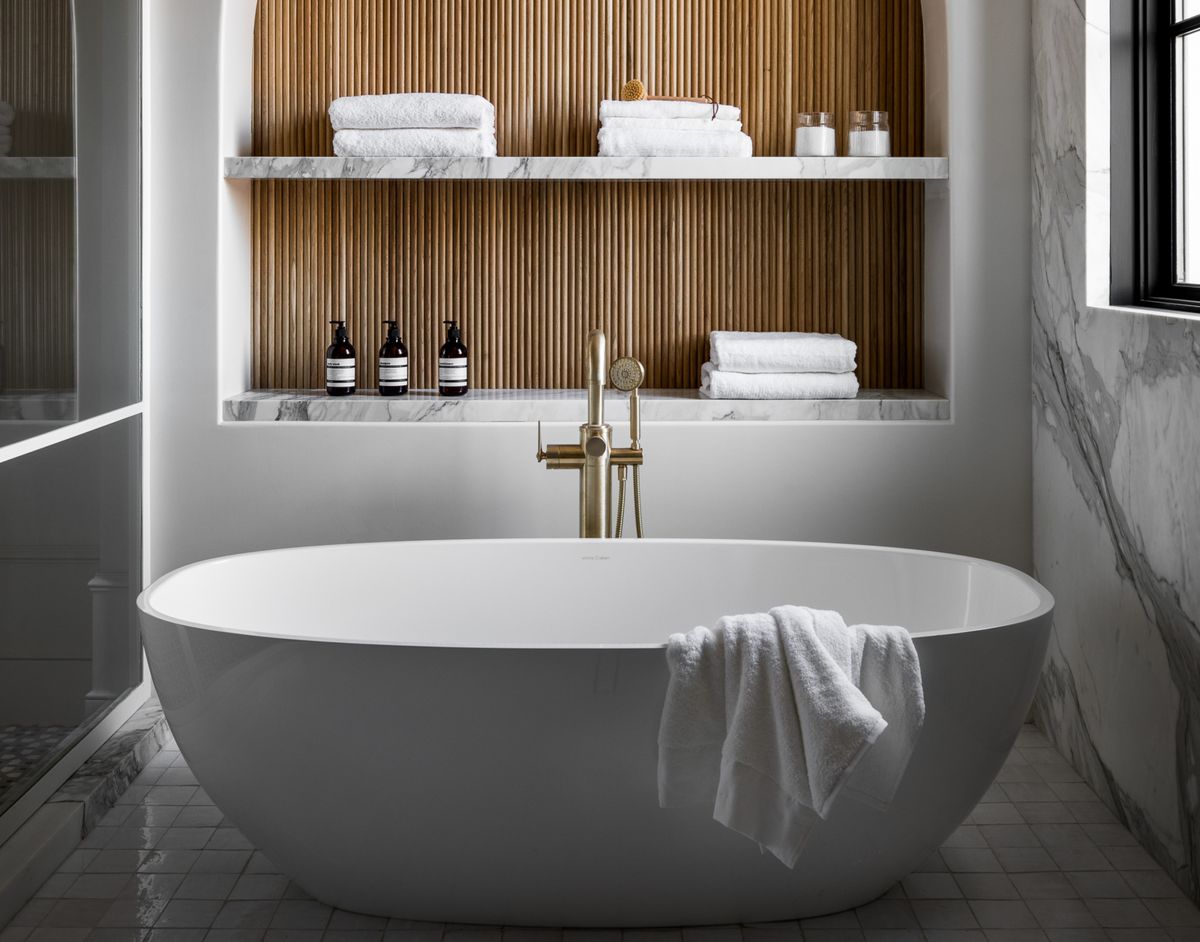 Comment rendre une salle de bain blanche chaleureuse 