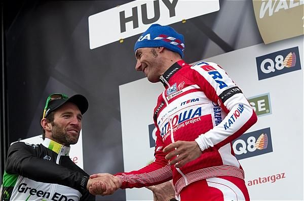 Race winner Joaquim Rodriguez (Katusha) shakes hands with runner-up Michael Albasini (GreenEdge)