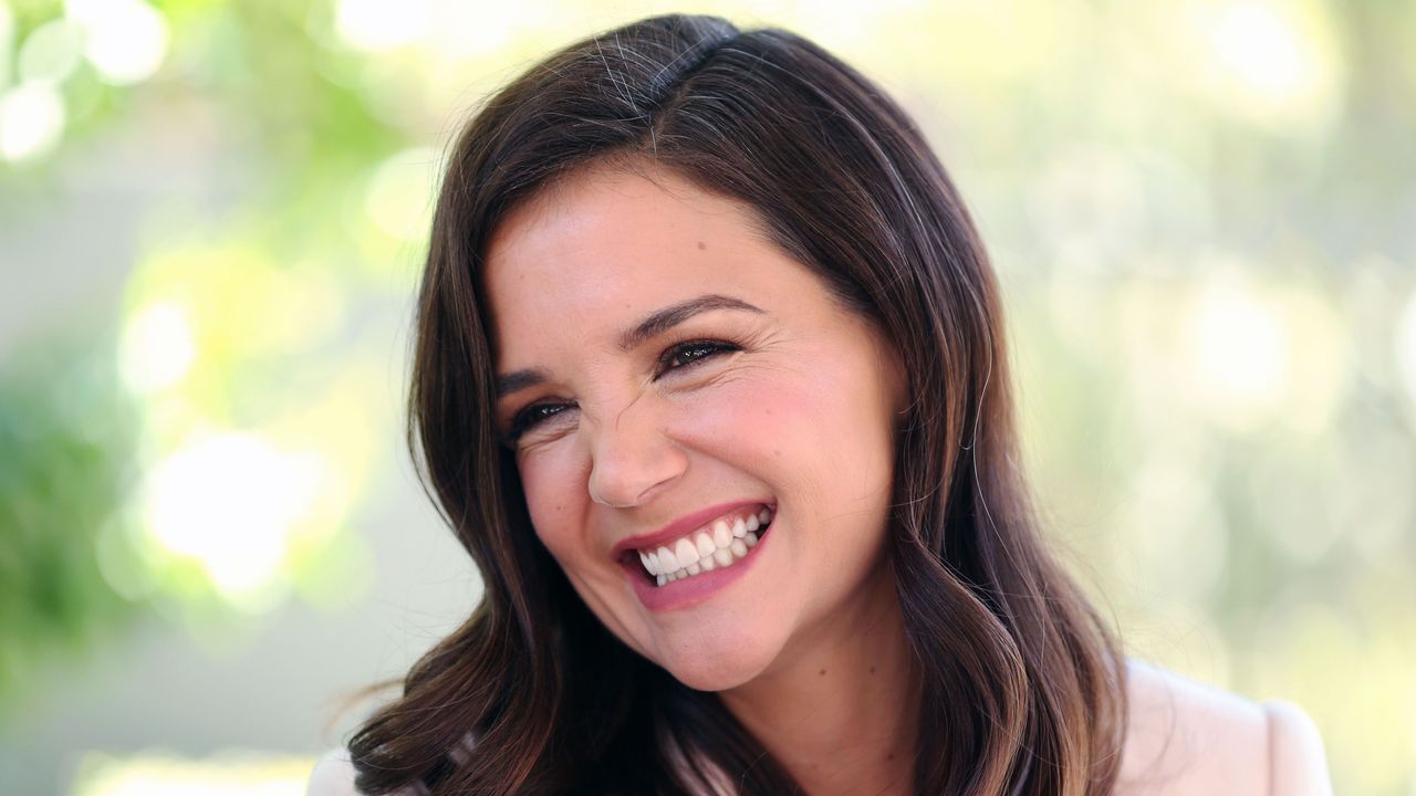 sydney, australia november 15 katie holmes speaks with families during a visit to ronald mcdonald house westmead on november 15, 2019 in sydney, australia photo by brendon thornegetty images