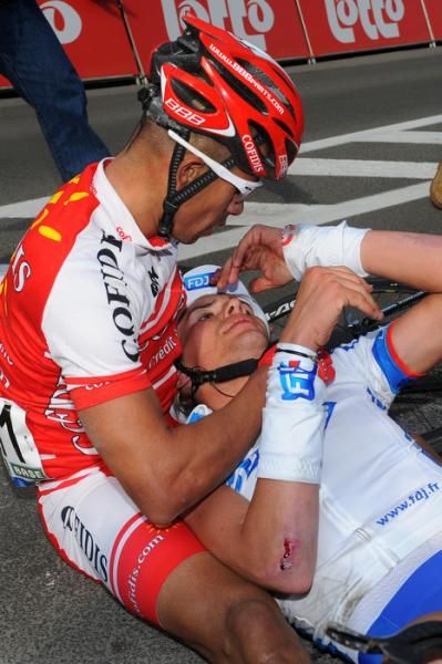 Leonardo Duque offers support and encouragement to Yoann Offredo after a high speed crash during the final sprint