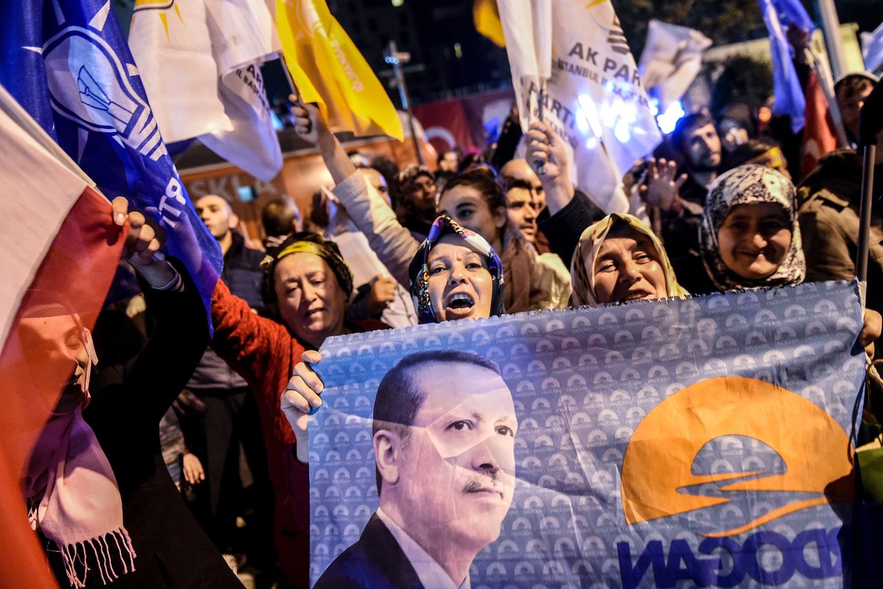 Turkey&amp;#039;s ruling AKP party wins back a majority of parliament