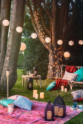 bohemian garden ideas: lanterns and outdoor rugs