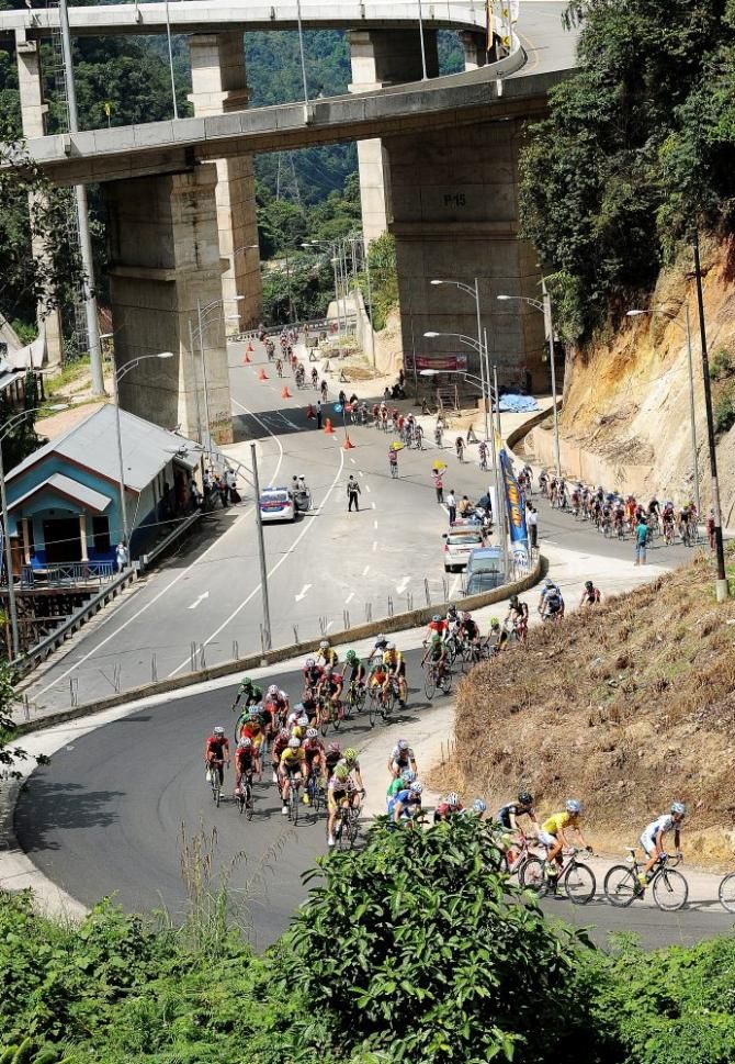 The bunch is strung out along Kelok Sembilan under the impetus of TPT